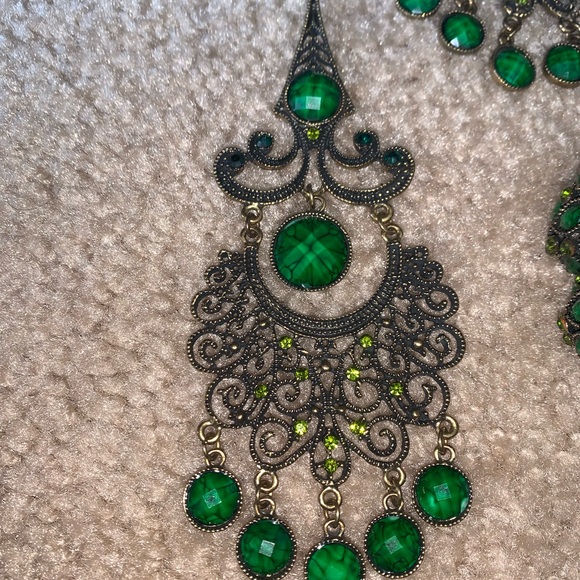 Green and Silver Jewelry Set - Picture 3 of 6